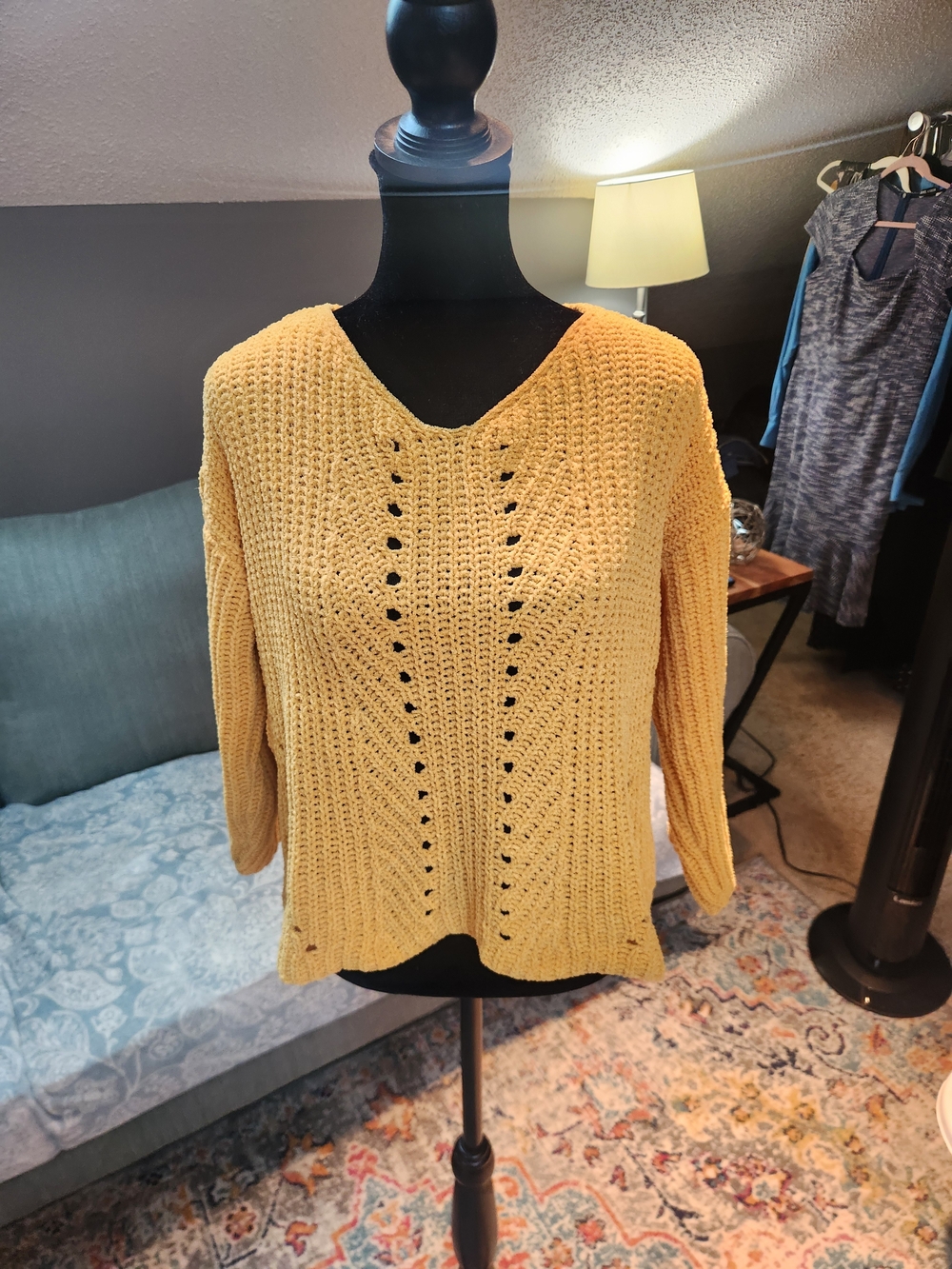 art class Yellow Open-Stitch V-Neck Sweater Cropped Style Large Good Cond.